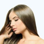 ragazza con mano tra i capelli