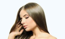 ragazza con mano tra i capelli