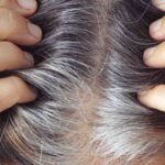 Donna che mostra capelli grigi