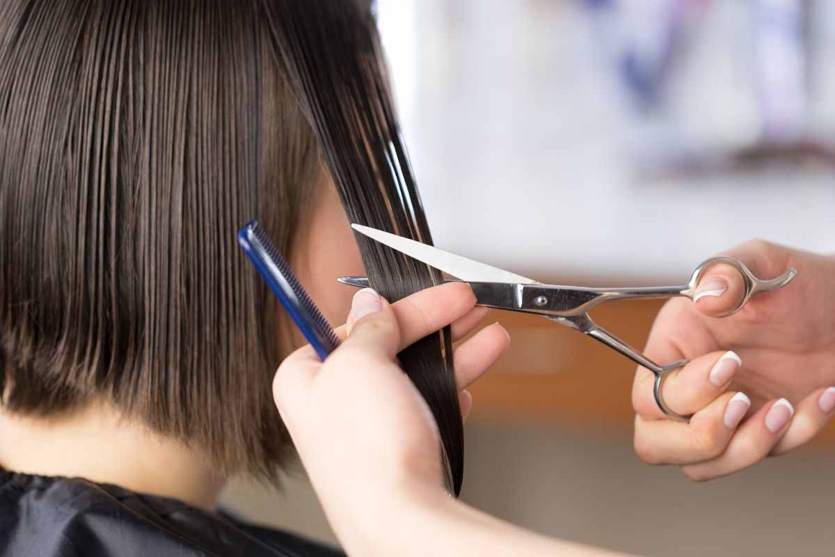 parrucchiere che taglia capelli